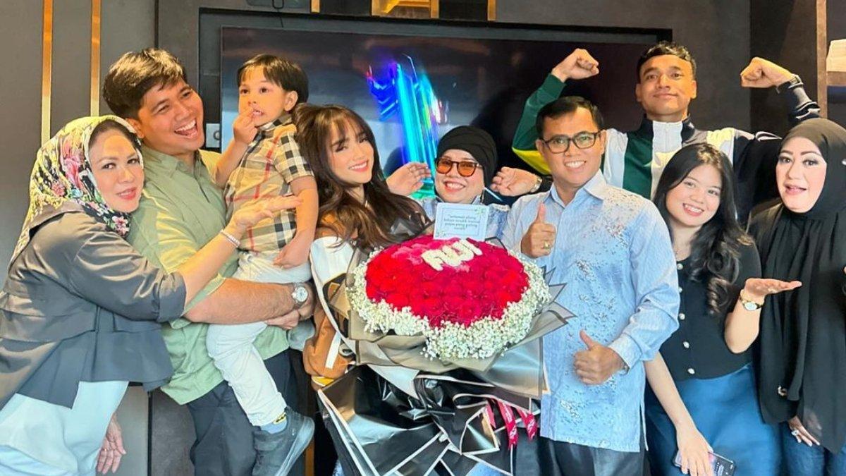 7 foto Fuji Utami kini rayakan ulang tahun tanpa bersedih,  Happy dengan keluarga