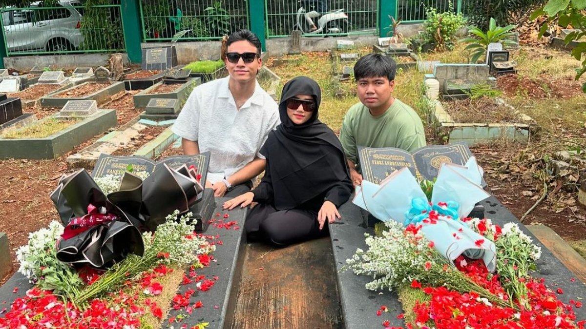 7 foto Fuji Utami kini rayakan ulang tahun tanpa bersedih, Ziarah ke makam kakak dan iparnya