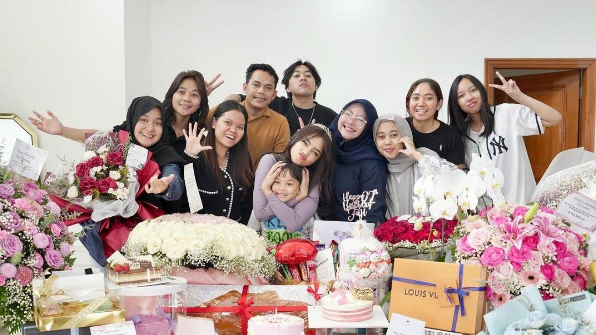 7 foto Fuji Utami kini rayakan ulang tahun tanpa bersedih,Rayakan dengan sahabat dekat
