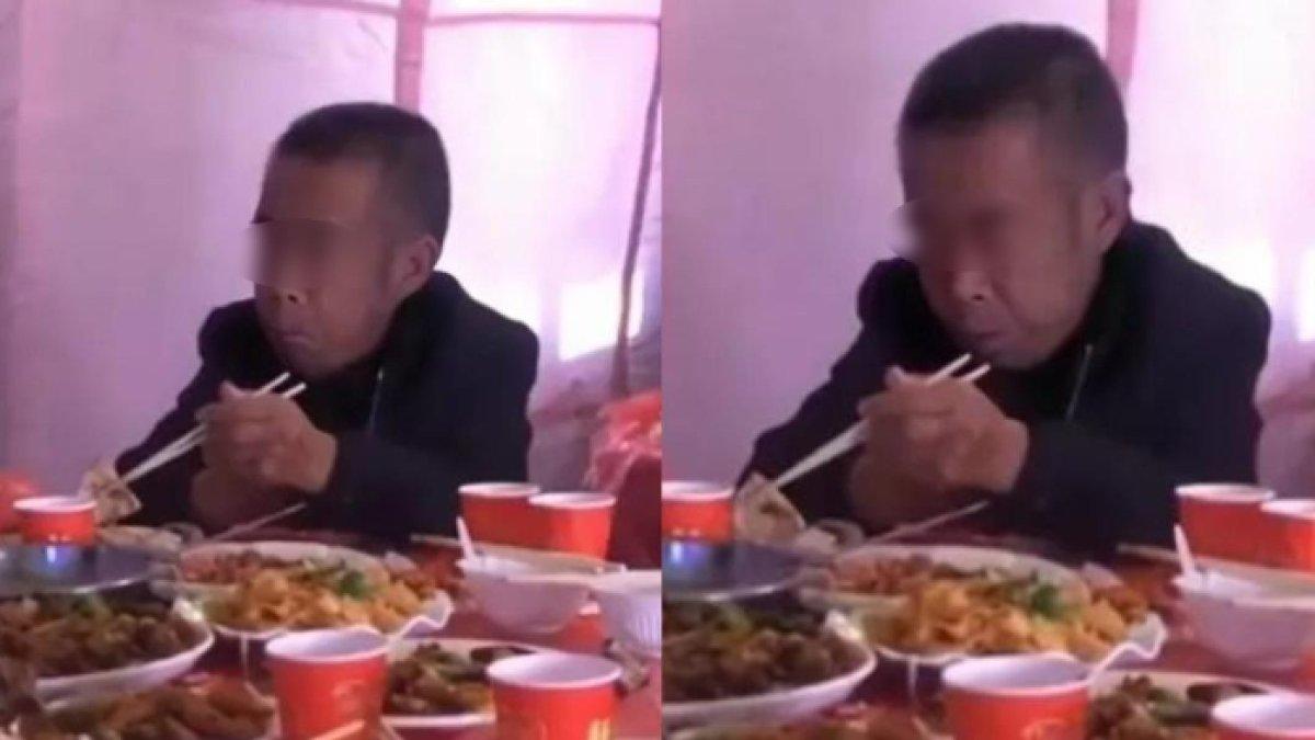 A duduk sendirian dan disuguhi makanan sisa oleh mempelai pengantin
