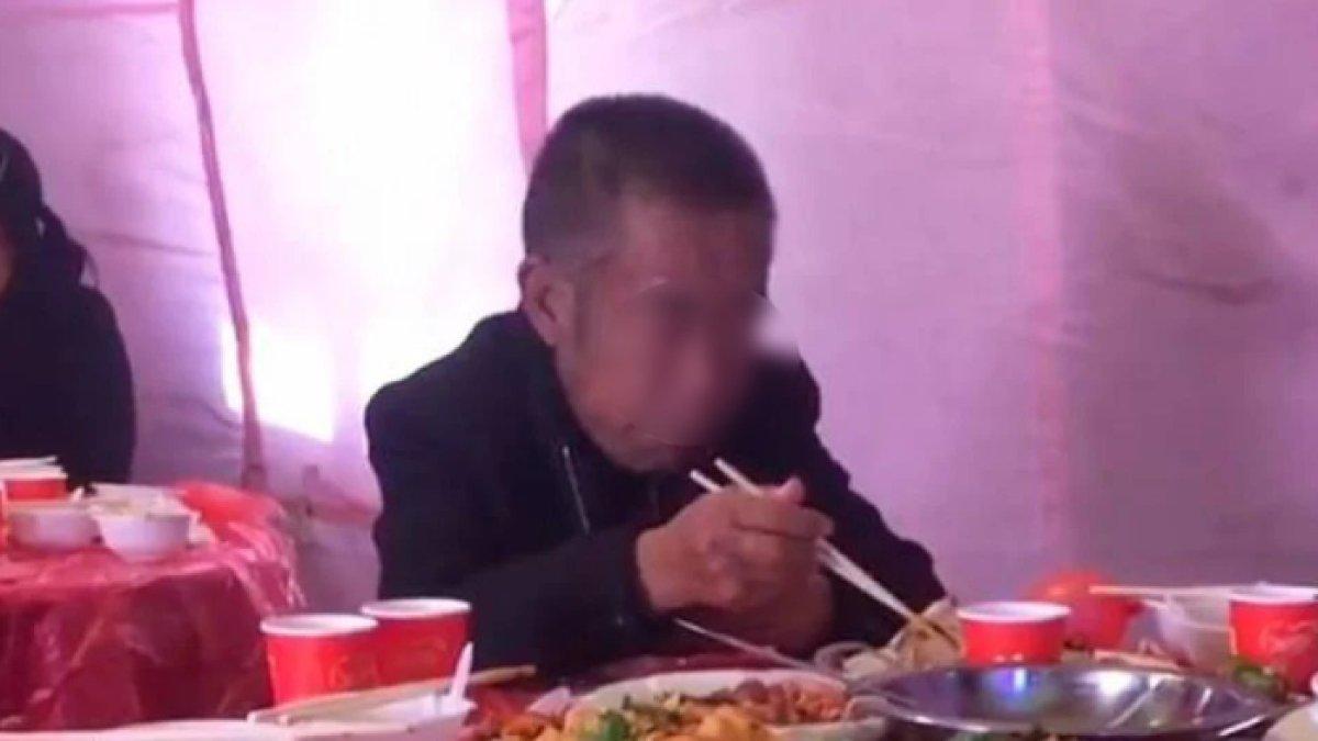 A duduk sendirian dan disuguhi makanan sisa