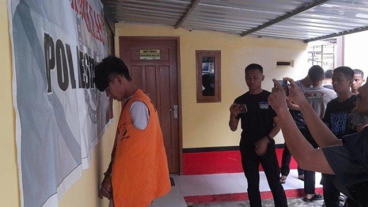 AB (rompi orange) pelaku pemerkosaan siswi SMP di Kalukku, saat berada di Polresta Mamuju, Jl Ks Tubun,Kelurahan Rimuku, Kecamatan Mamuju, Sulawesi Barat (Sulbar).