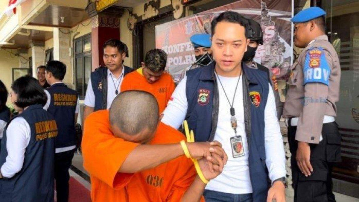 AK alias Edi Putra (31) (depan) pedagang bakso pelaku rudapaksa. Polisi buru pelaku hingga ke Ngawi, Jawa Timur