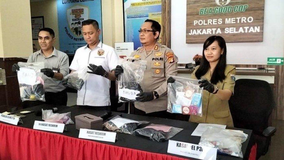 Kasat Reskrim Polres Metro Jakarta Selatan AKBP Bintoro (kanan kedua) dan jajaran menunjukkan tersangka dan barang bukti kasus pesta seks di hotel kawasan Semanggi, Jakarta Selatan