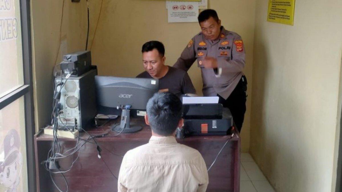 AS (37) warga Lampung Timur yang ditangkap karena memeras pensiunan PNS dengan mengaku sebagai dukun, Selasa (7/11/2023).