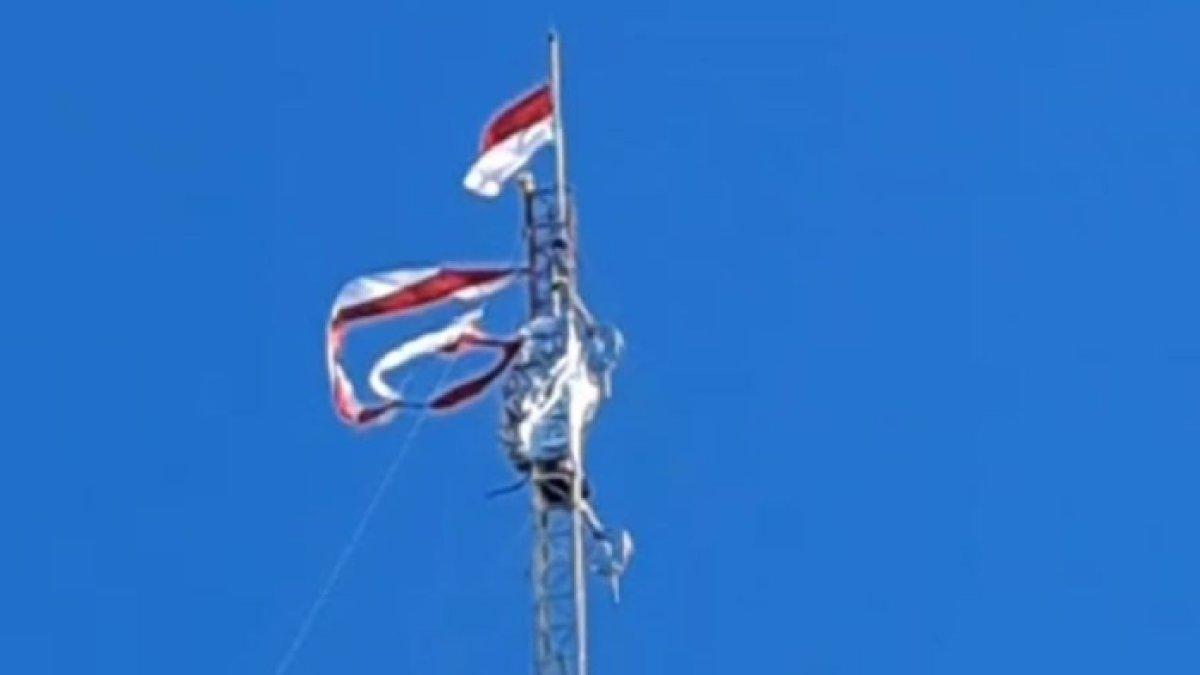AW, pria berusia 56 tahun menaiki tower antena radio setinggi 65 meter di Gedung Gereja Masehi Injil Timor (GMIT) Sinode Kota Kupang, Nusa Tenggara Timur (NTT).