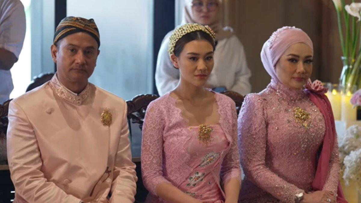 Aaliyah Massaid didampingi Reza Artamevia dan Mudjie Massaid di acara siraman