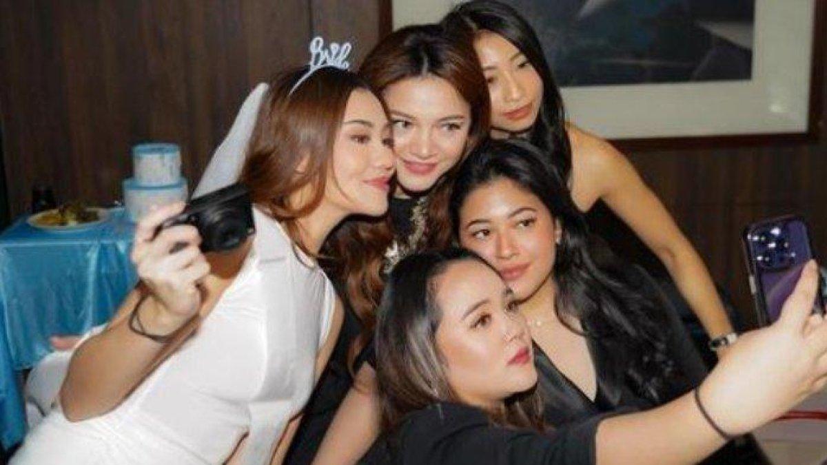 Aaliyah Massaid mendapat kejutan bridal shower dari sahabatnya