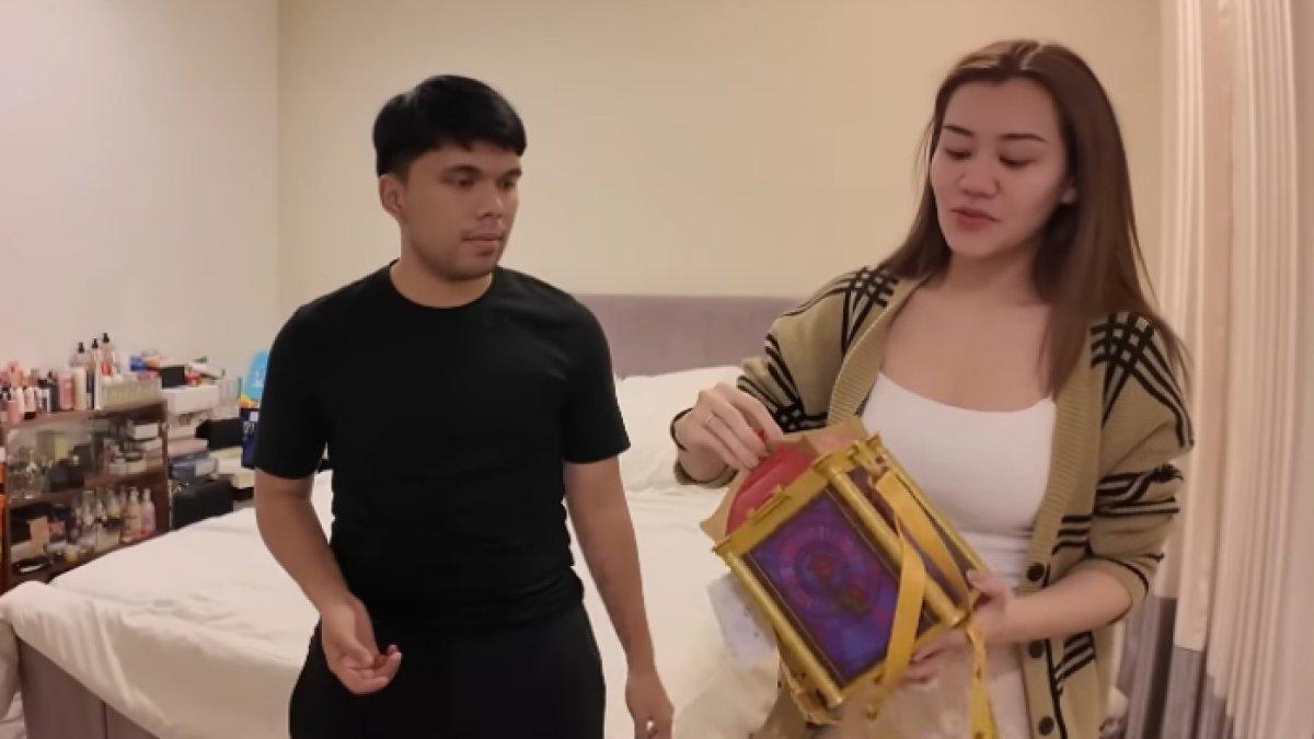 Aaliyah Massaid mengemasi barang-barang yang ada di kamar untuk dibawa ke rumah barunya dengan Thariq.
