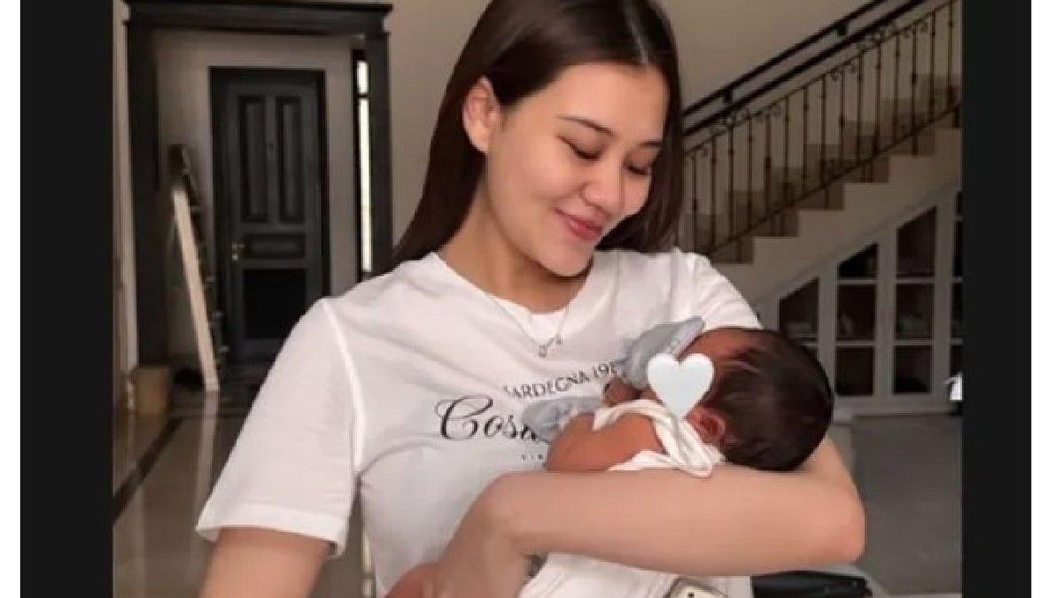 AL GHAZALI JENGUK ANAK AALIYAH - Aaliyah terlihat sangat menikmati perannya sebagai ibu, sementara Thariq kini harus berbagi perhatian istrinya dengan