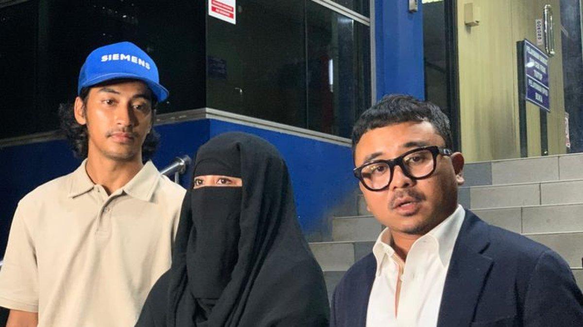 Abidzar bersama Umi Pipik ditemani kuasa hukumnya, Rendy Anggara Putra saat dijumpai di Polda Metro Jaya, Kamis (22/5/2025).