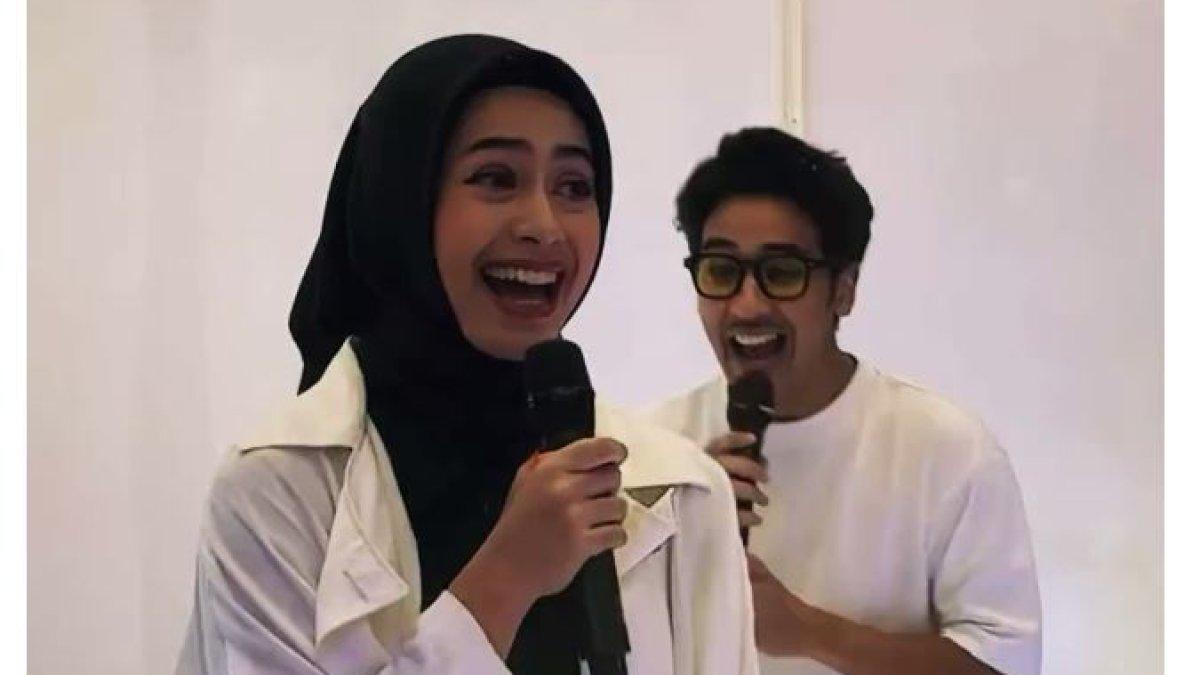 Abidzar dan Sintya menyanyikan lagu berjudul Inikah Rasanya Cinta.
