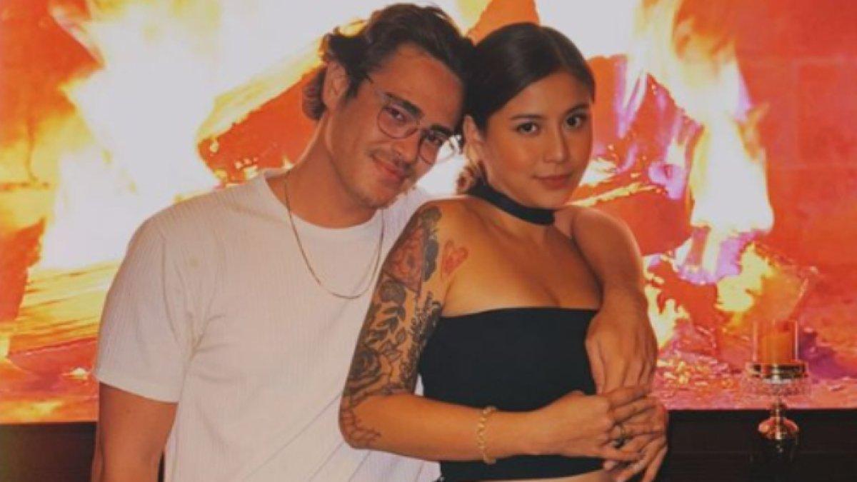 Abyakta merangkul Awkarin