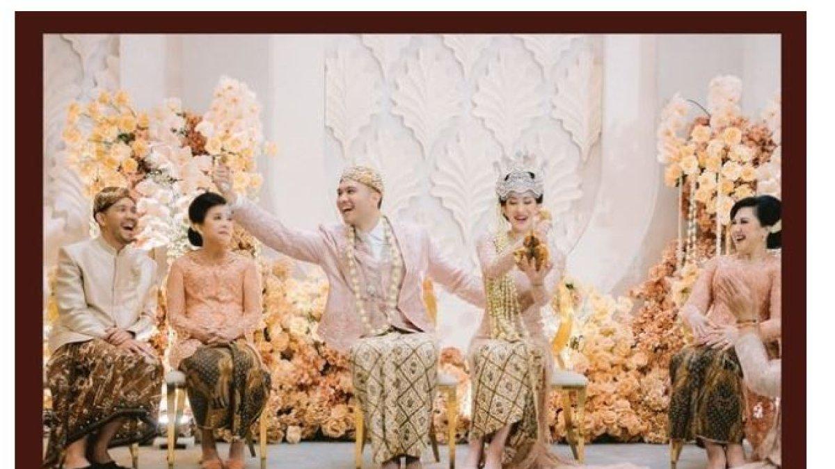 PERNIKAHAN ELMA DAN IHSAN - Acara bakakak hayam juga berlangsung ceria, dengan Ihsan yang terlihat semangat meskipun mendapat bagian ayam yang lebih kecil dibanding istrinya.