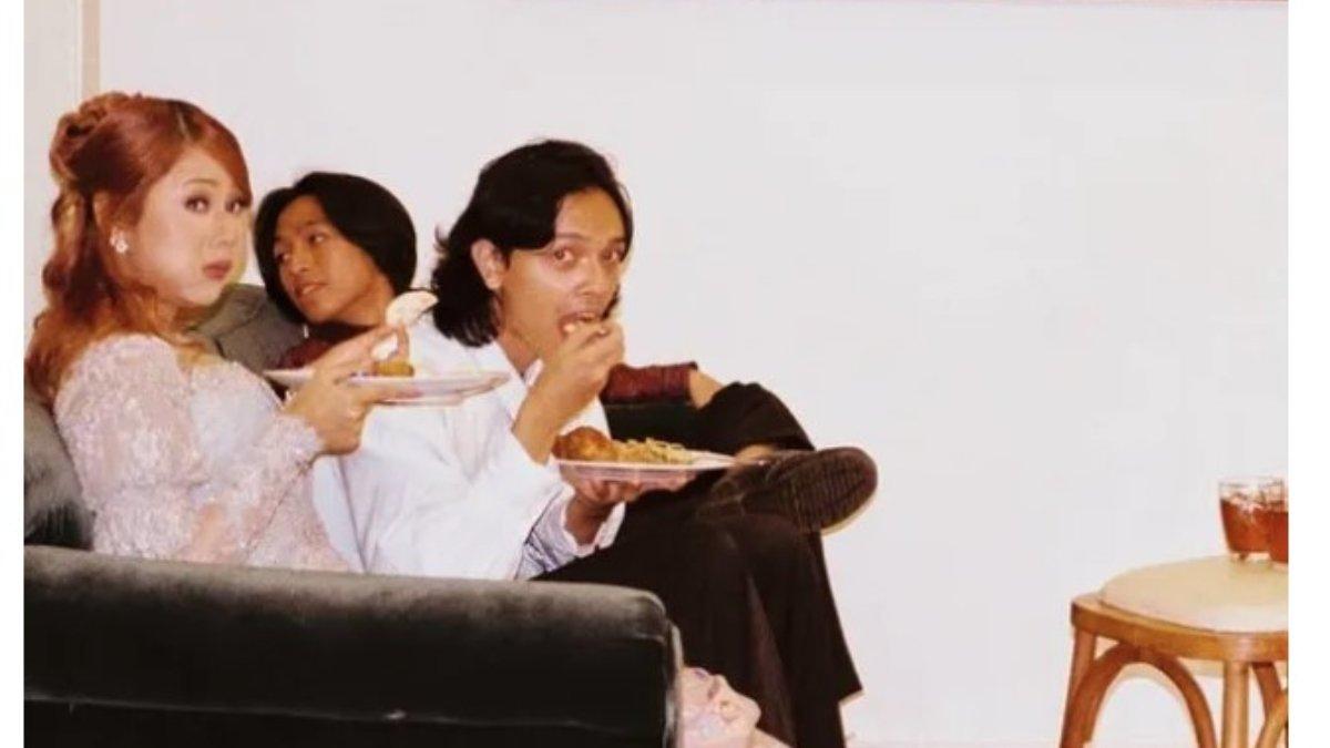 LAMARAN NADIN AMIZAH DAN FAISHAL TANJUNG - Acara dilanjutkan dengan sesi makan bersama yang berlangsung sederhana namun bermakna. 