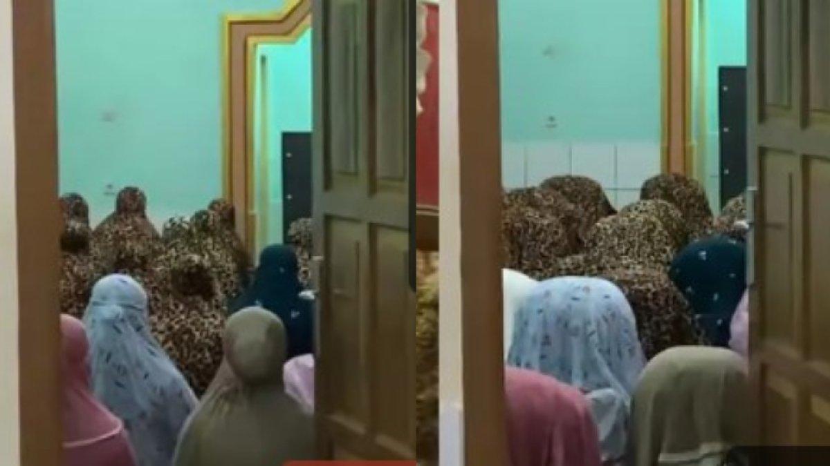 Ada jamaah yang tampil beda tak memakai mukena motif macan tutul seperti lainnya