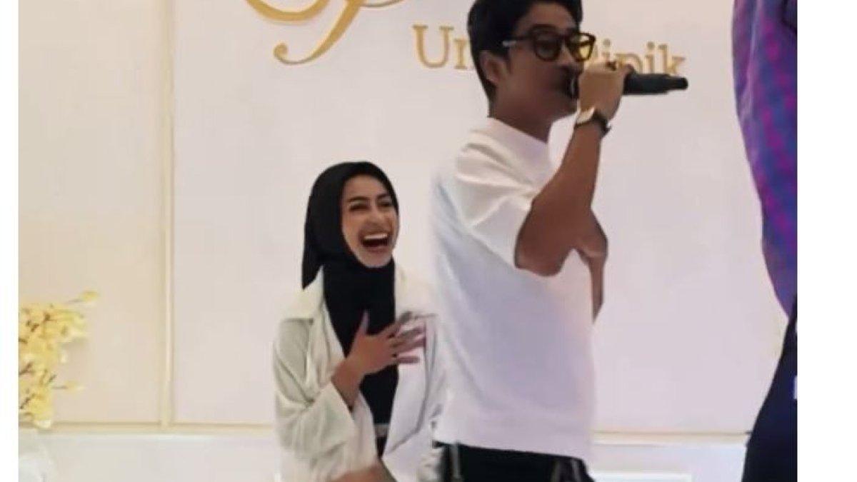 Sintya Marisca tampak malu-malu