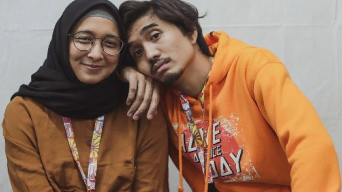 KESEDERHANAAN DUTA SO7 - Adelia Lontoh, istri Duta Sheila On 7 selalu datang memberikan dukungan utnuk suami dari balik layar.