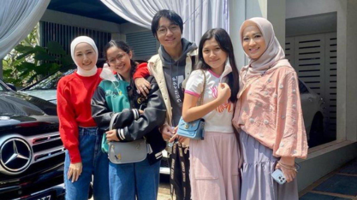 Adelia Pasha akrab dengan Okie Agustina