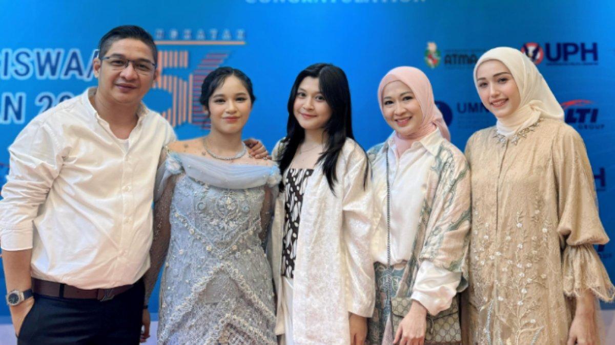 Adelia Pasha dan Okie Agustina kompak hadiri acara kelulusan SMA Shakiena
