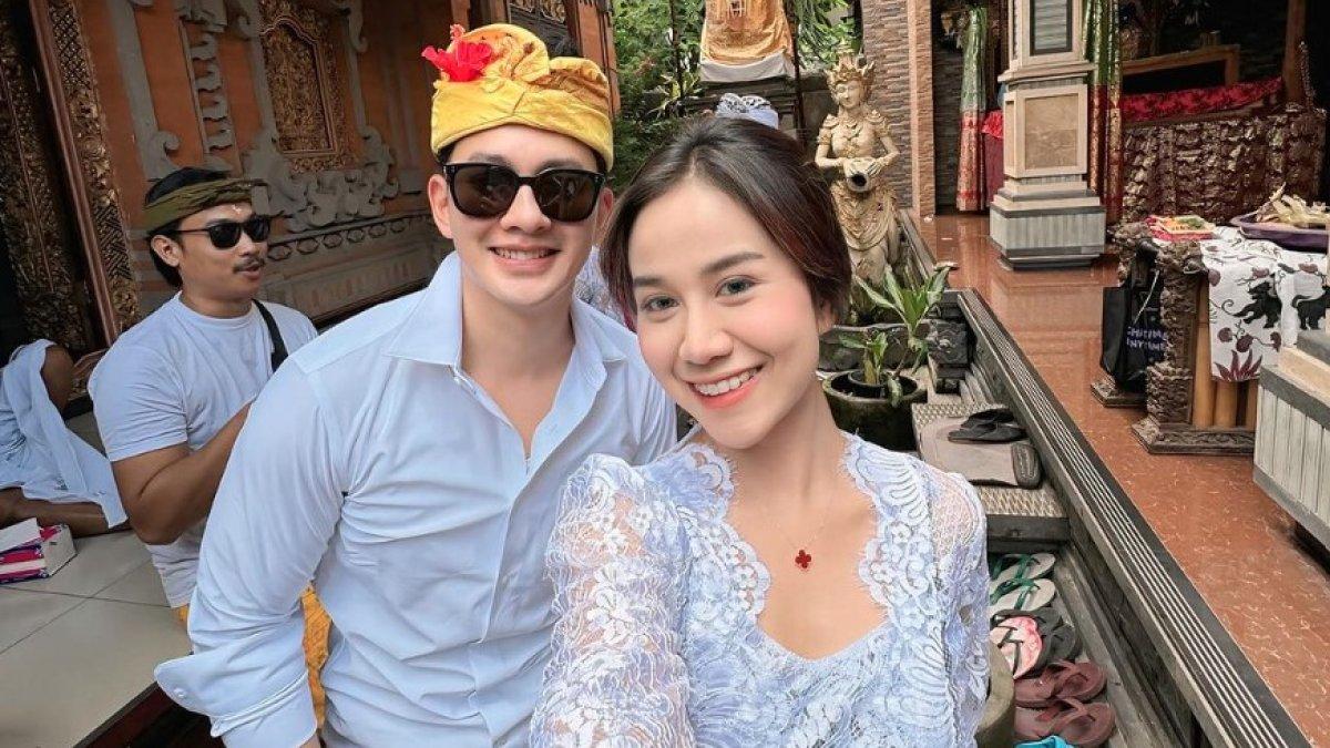 Adik Vanessa Angel ini tampil memukau saat mengenakan kebaya Bali.