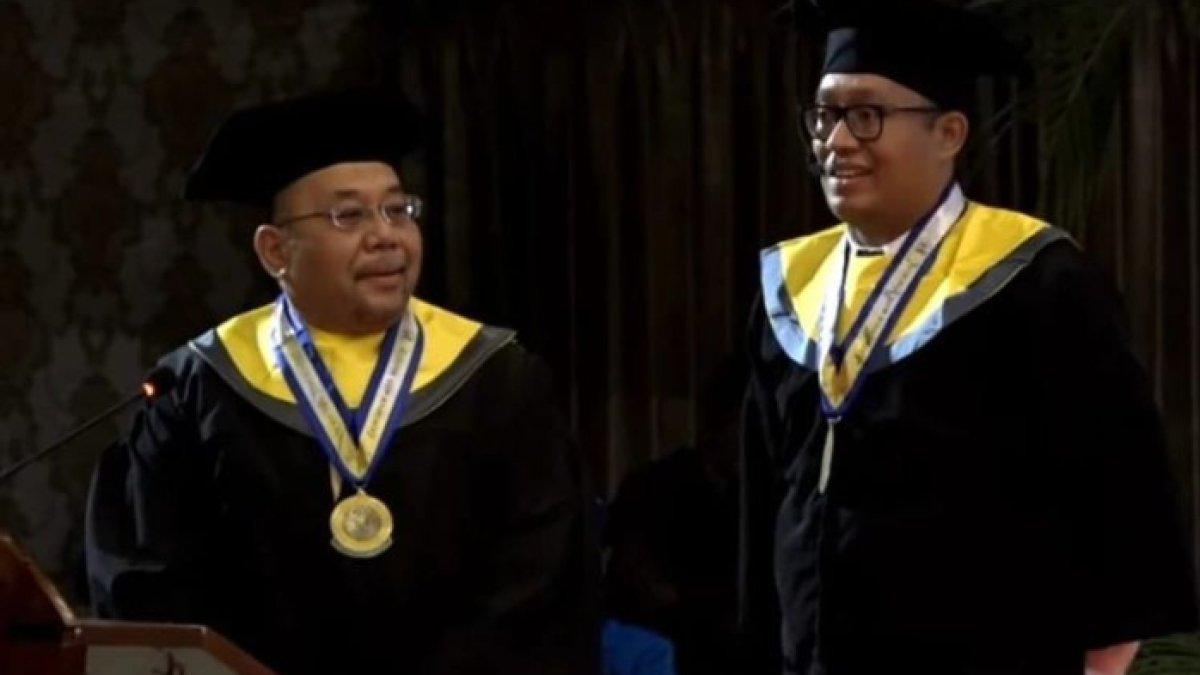Adri Istambul Lingga Gayo Sinulingga dan putranya Muhammad Surya yang diwisuda bareng di Universitas Airlangga