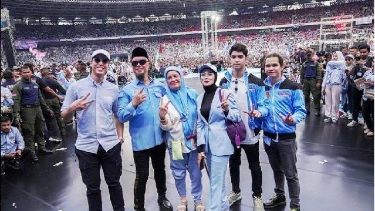 PEJABAT YANG HADIRI PERNIKAHAN AL GHAZALI - Ahmad Dhani juga menyebut bahwa seorang menteri akan hadir dan bahkan memiliki peran penting dalam acara pernikahan putranya.