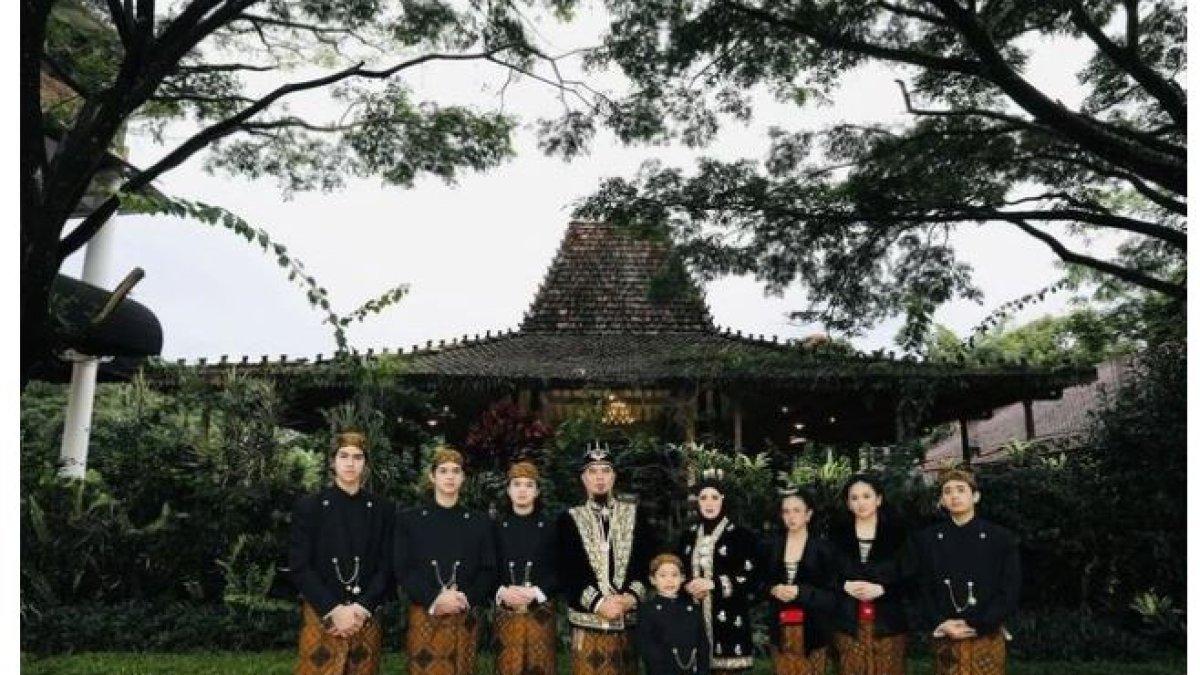 PEJABAT YANG HADIRI PERNIKAHAN AL GHAZALI - Menanggapi isu mengenai tradisi pingitan menjelang pernikahan, Ahmad Dhani menyebut tidak akan dilakukan kedua mempelai.