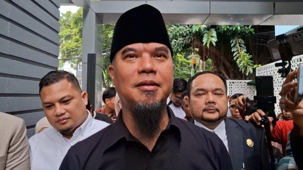 NGADU KE KPAI - Ahmad Dhani sambangi KPAI untuk membuat aduan tentang dugaan pelanggaran perlindungan anak terhadap putrinya. Ahmad Dhani di KPAI, Menteng Jakarta Pusat, Rabu (9/7/2025). Ia menyinggung perannya sebagai ayah.