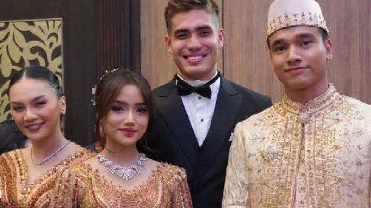 KEDEKATAN FUJI - Aisar Khaled saat hadir di pernikahan kakak Fuji, Frans Faisal.