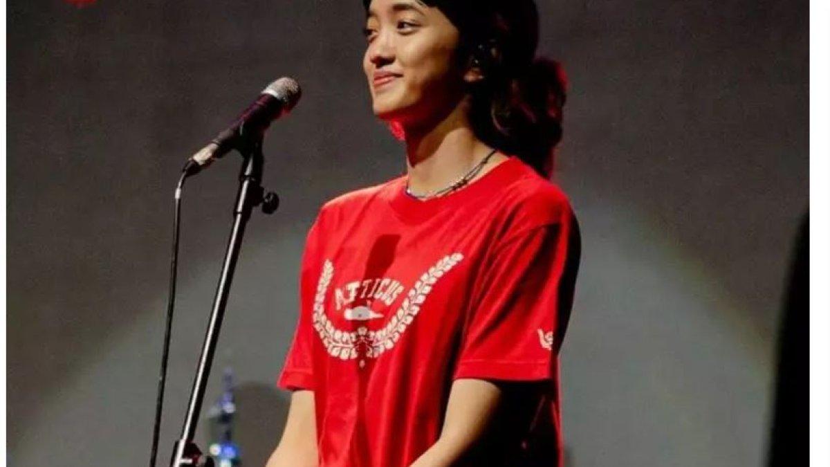 Aishameglio sudah beberapa kali tampil di atas panggung sebagai backing vokal saat Sheila On 7 menggelar konser. 