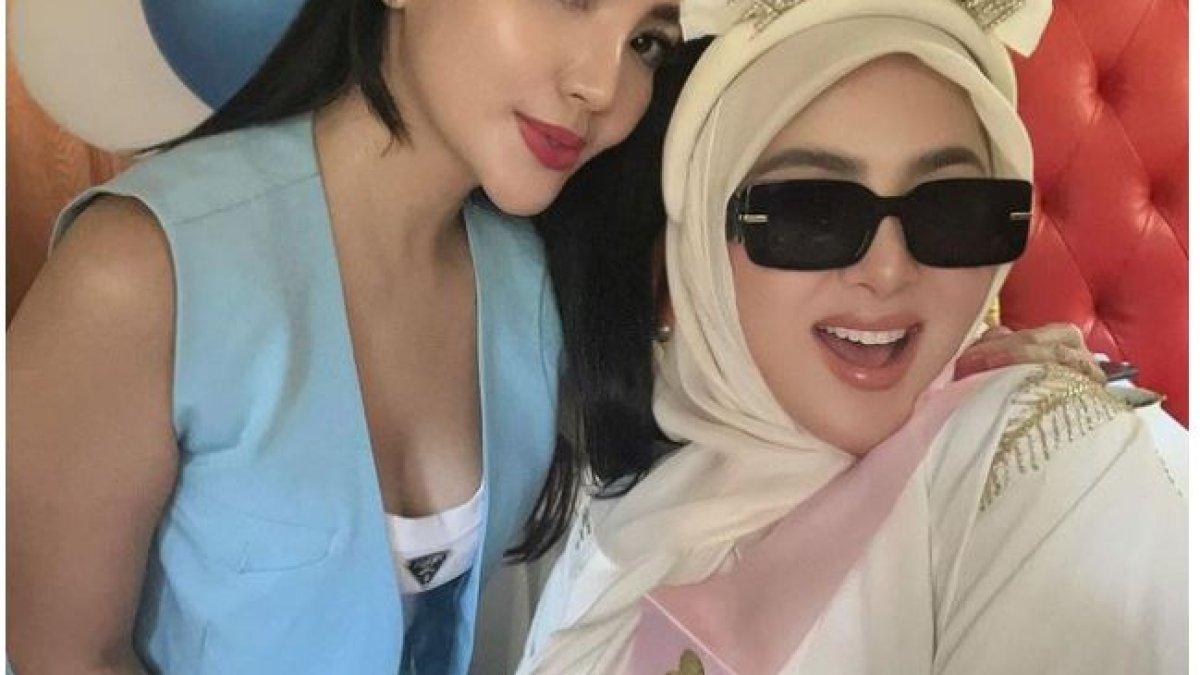 Akhirnya bisa bertemu untuk melepas rindu, Syahrini tampak sangat bahagia.