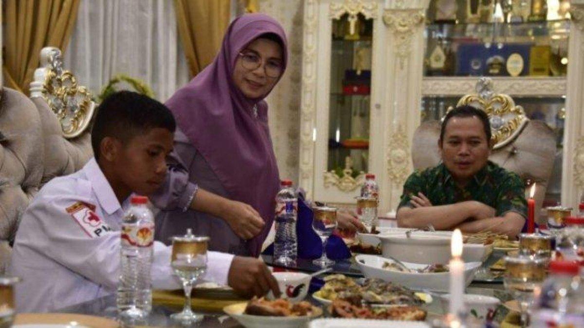 Aksi heroik Rizki pun mengundang decak kagum peserta upacara