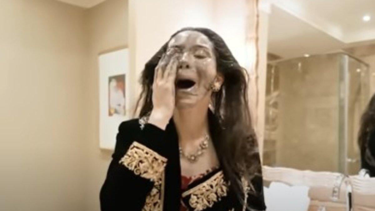 AKSI KOCAK ALYSSA - Aksi kocak Alyssa Daguise saat bersihkan riasan setelah acara nikahannya. Al Ghazali melihat wajah sang istri cemong dengan bekas paes hitam di dahinya.