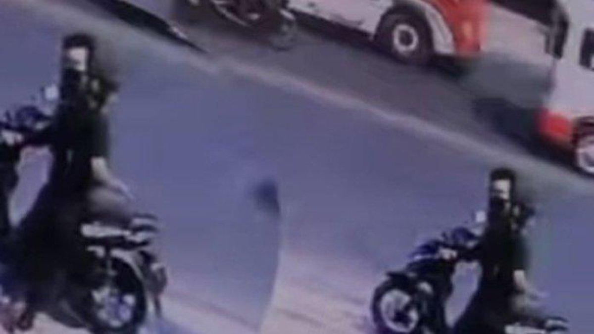Aksi pencurian sepeda motor di Kecamatan Cileunyi, Kabupaten Bandung, Jawa Barat terekam CCTV, meski gagal pelaku sempat todongkan senjata ke salah seorang warga yang memergoki aksi para pelaku.