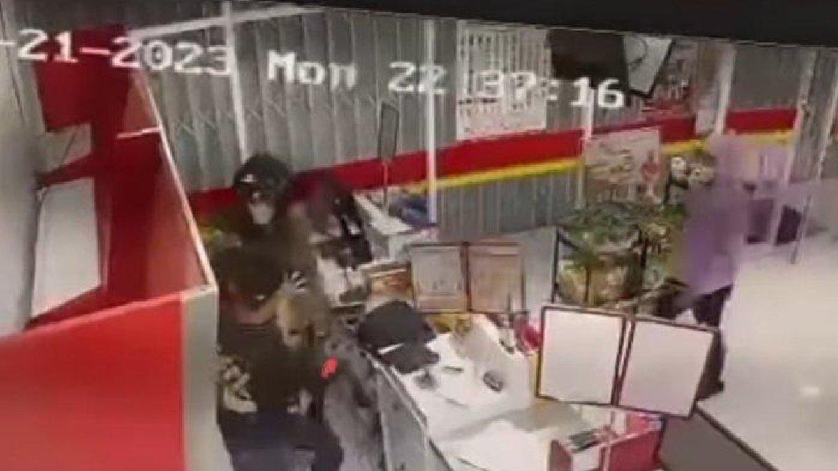 Aksi perampokan di sebuah Minimarket di Tangerang pada Senin, (21/8/2023) malam.