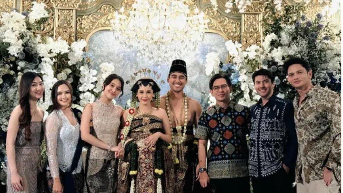 Aktor Azof Rangga juga terlihat hadir di pernikahan Anggika dan Omar.