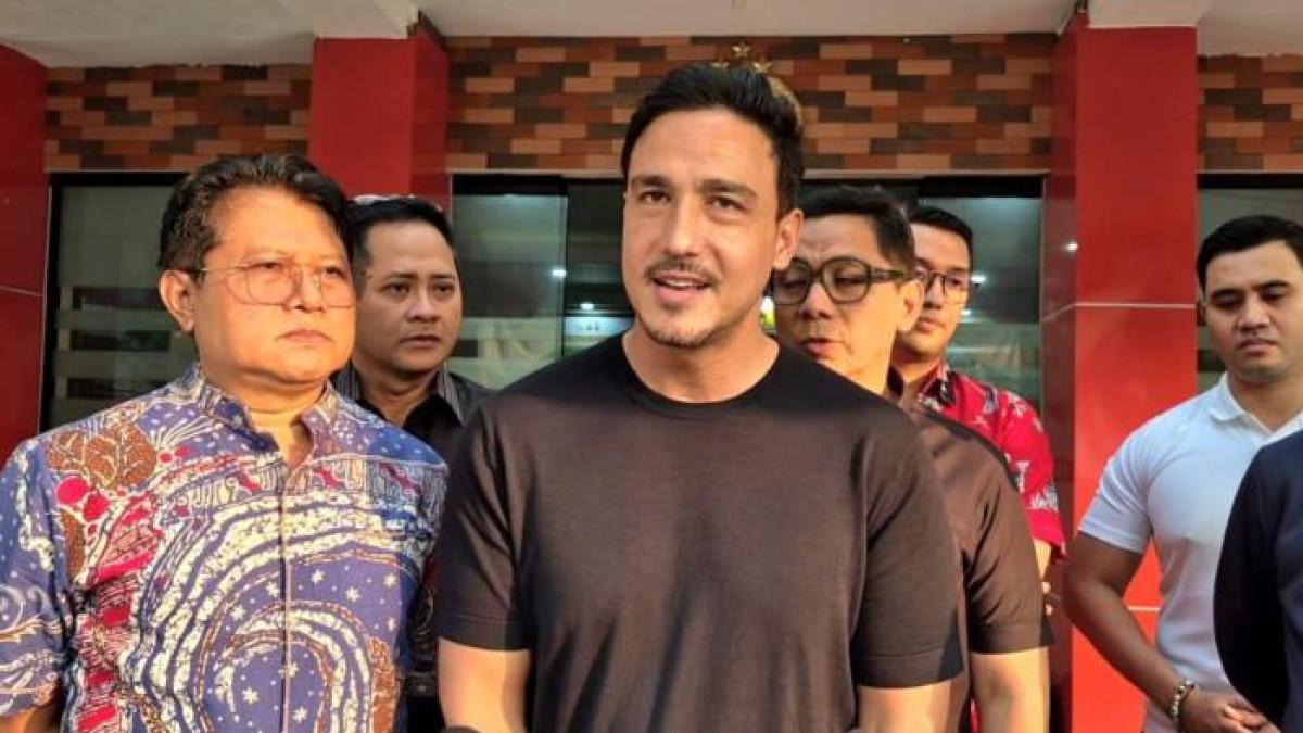 HAMISH DAUD LAPORKAN AKUN - Aktor Hamish saat mendatangi Polres Metro Jakarta Selatan, Jumat (18/7/2025).