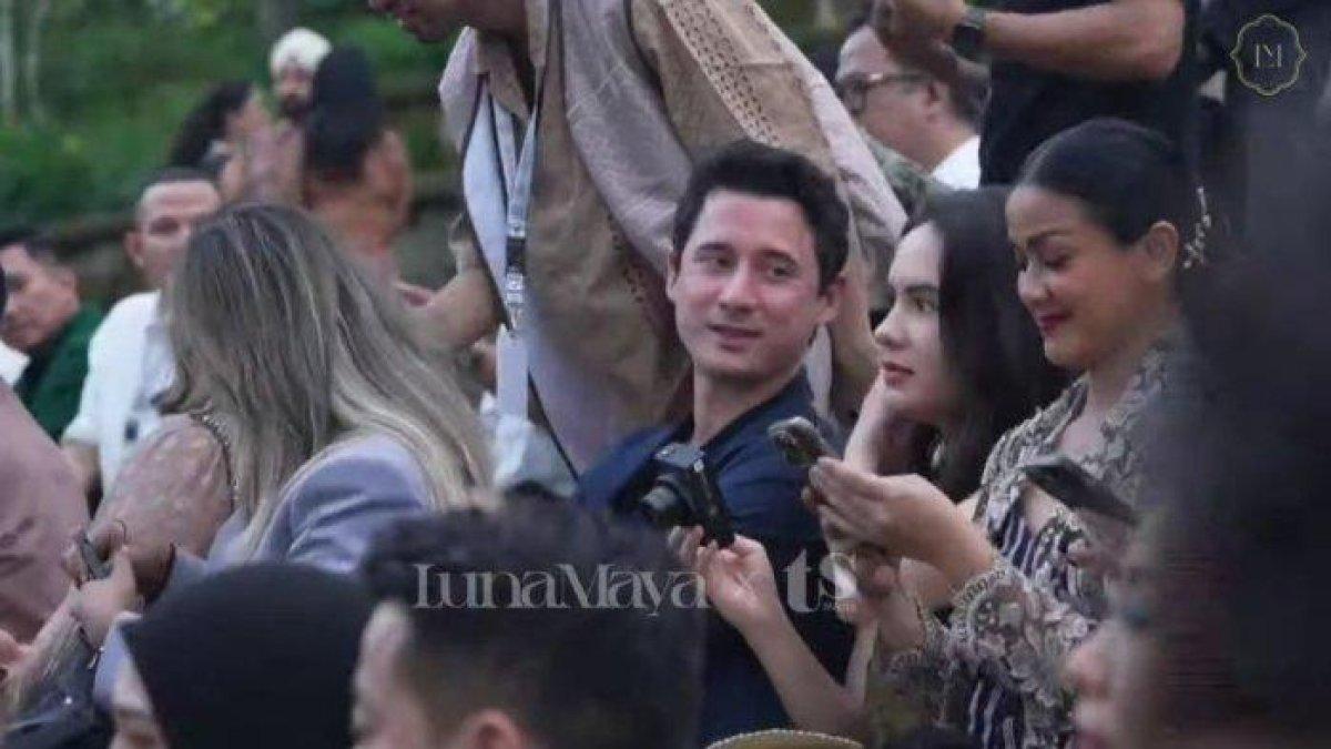 GO PUBLIK - Nino Fernandez dan Steffi Zamora tertangkap kamera duduk bersebelahan di acara akad nikah Luna dan Maxime.