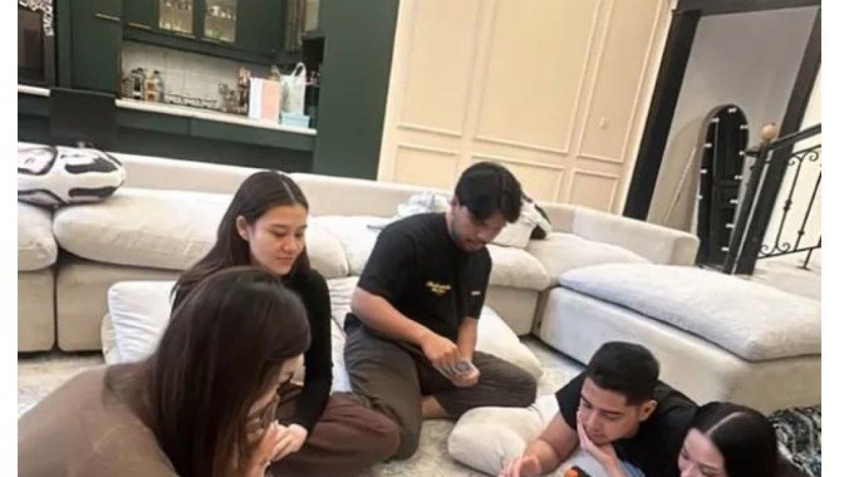 AL GHAZALI JENGUK ANAK AALIYAH - Tak berhenti sampai di situ, suasana akrab berlanjut dengan sesi bermain board game antara Al Ghazali dan Alyssa dengan beberapa sahabat lainnya. 