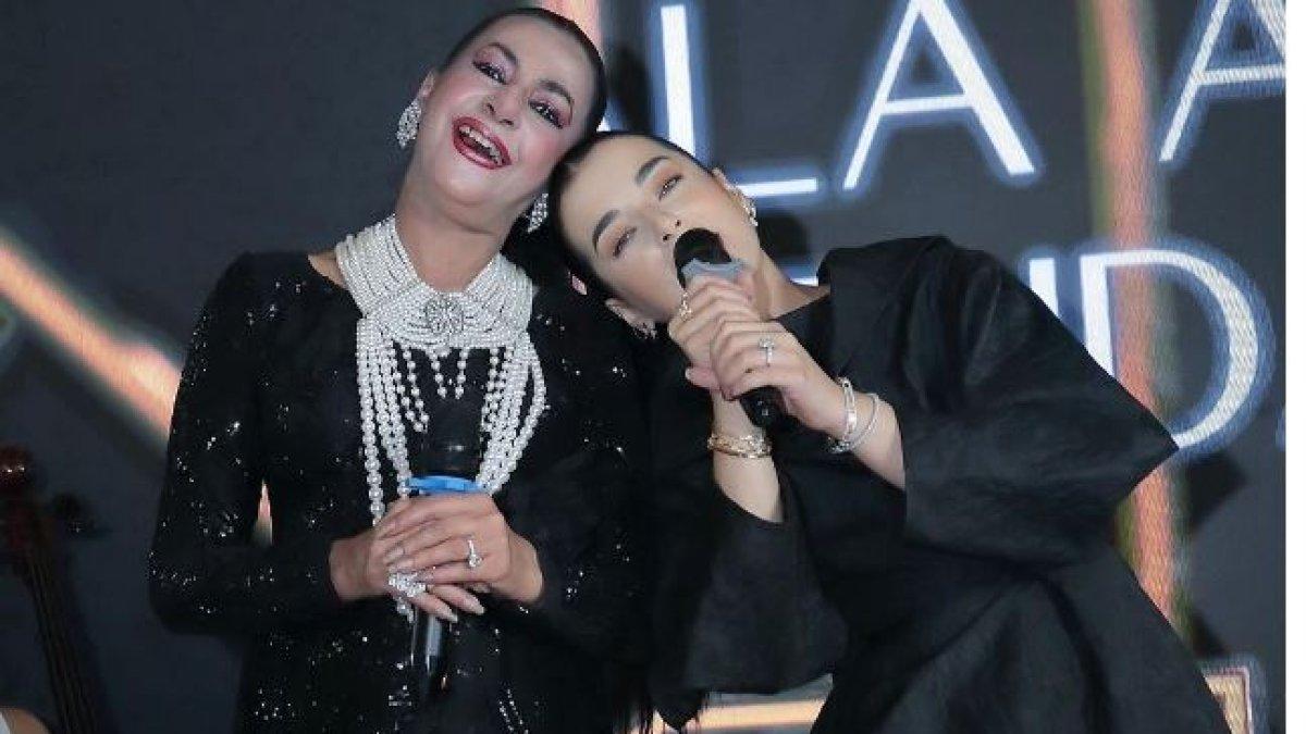 Ala tampak sumringah ketika membuka kado ultah dari Tasya Farasya.