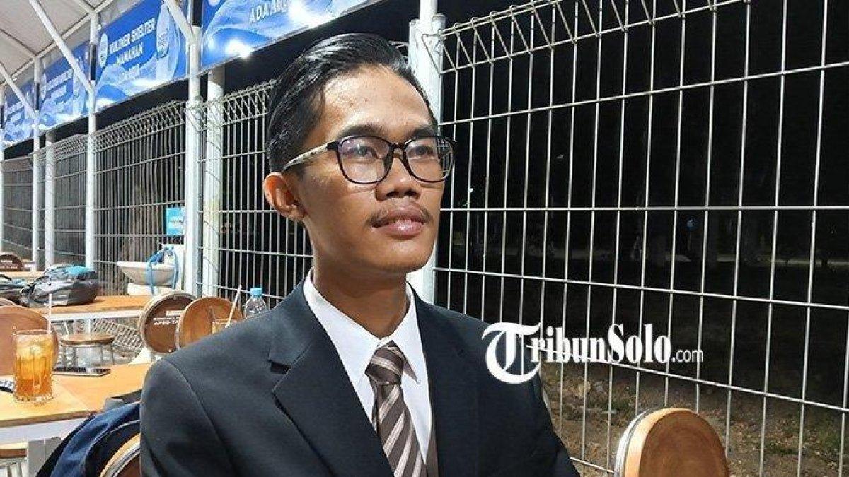 Almas Tsaibbbirru Re A seorang Mahasiswa Universitas Sebelas Maret Surakarta yang gugat aturan terkait syarat usia Capres-Cawapres di Mahkamah Konstitusi (MK), saat ditemui di kawasan Manahan Solo, Senin (16/10/2023).