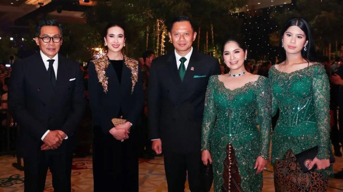 ADU GAYA SAFEEA AHMAD DAN ALMIRA TUNGGADEWI - Almira Tunggadewi tampil selaras dengan sang ibu dalam balutan kebaya boatneck penuh payet berwarna hijau emerald. 