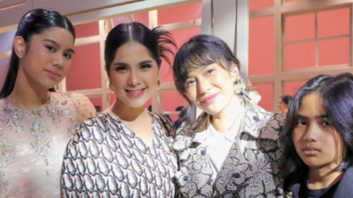 Almira Yudhoyono berfoto bersama Dian Sastrowardoyo