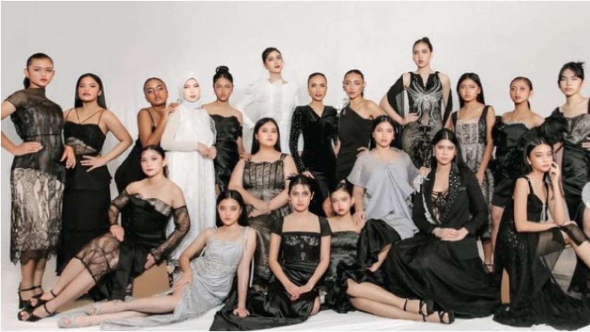 ALMIRA TAMPIL STUNNING - Almira dan teman-teman modelnya kompak tampil dengan pakaian serba hitam di pemotretan terbaru.