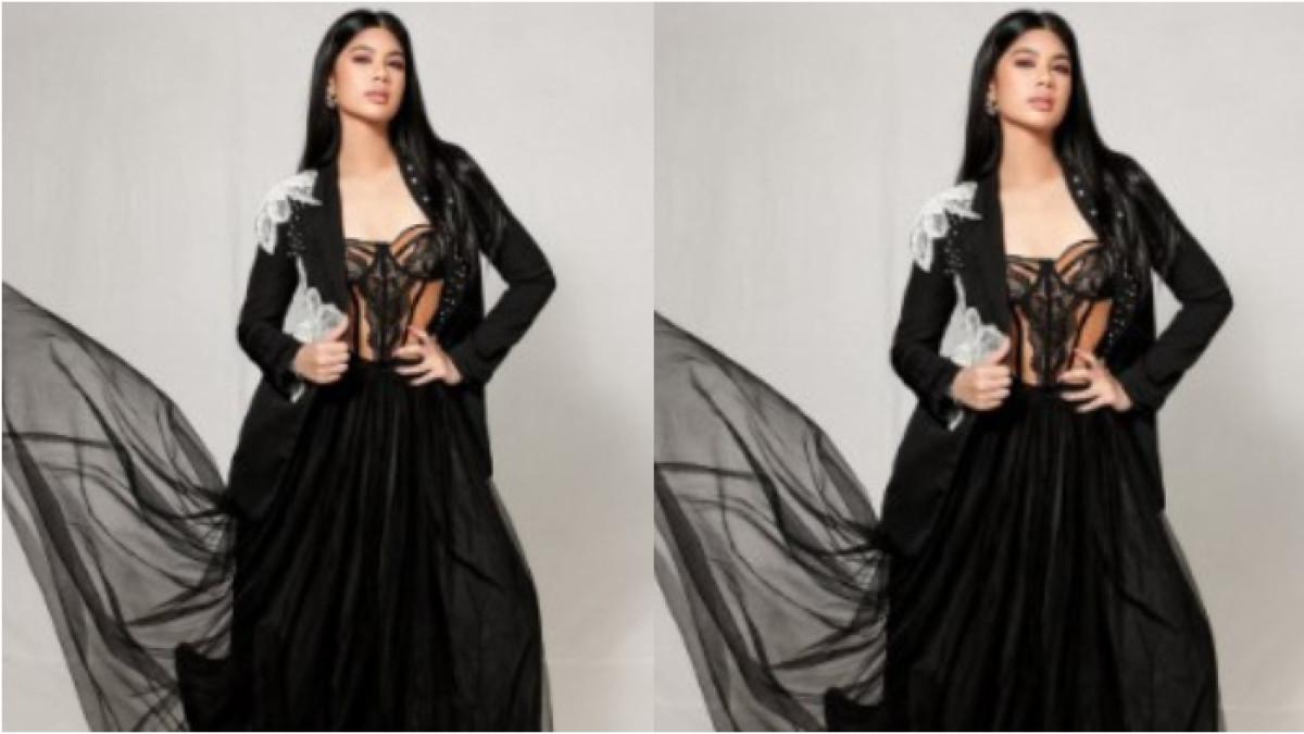 ALMIRA TAMPIL STUNNING - Almira menawan pakai korset lace hitam bermotif transparan dengan warna dasar nude.