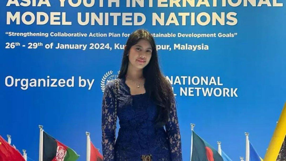 Almira mengenakan kebaya warna biru