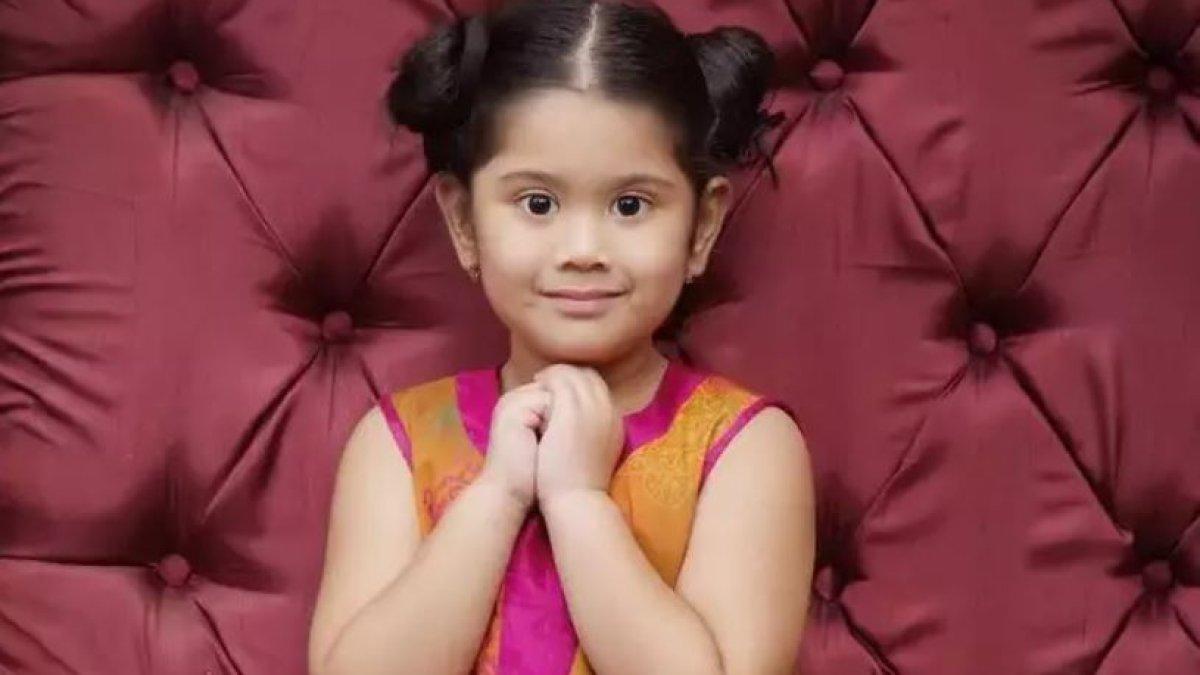 Almira saat kecil tampak sangat menggemaskan dan luwes saat berfoto di depan kamera.