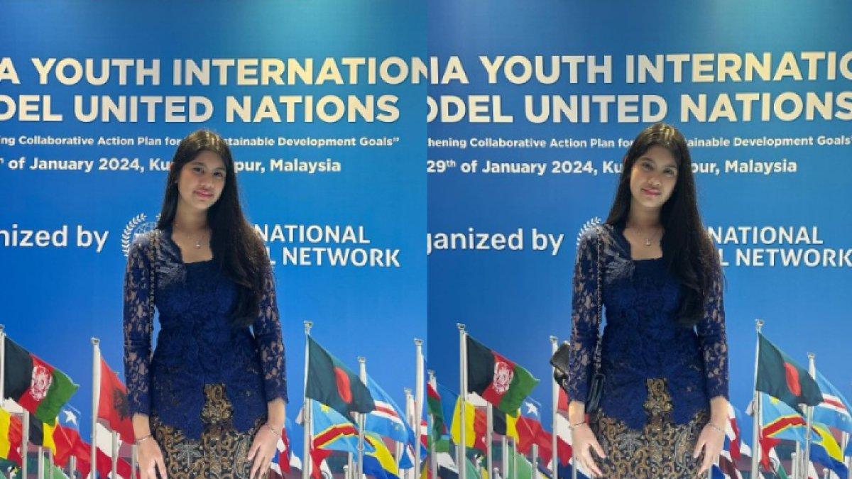 Almira tampil memesona dan anggun dengan kebaya navy