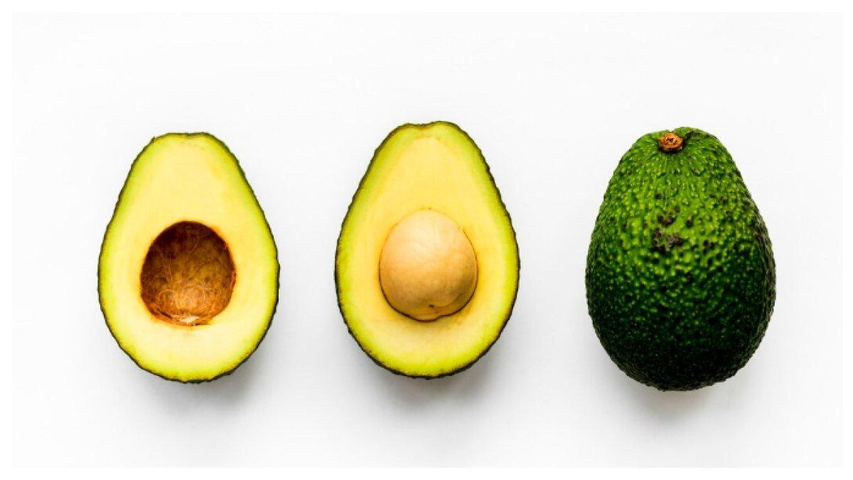 ALPUKAT KAYA KALIUM - Alpukat kaya kalium, lemak sehat, dan vitamin. Makan ½ alpukat tiap hari dapat menyeimbangkan estrogen serta menjaga kulit sehat dan lembap.